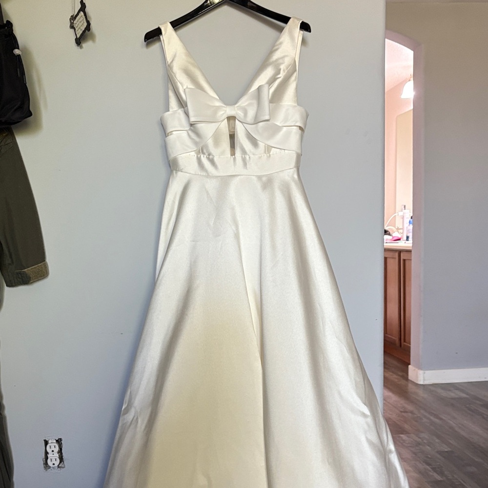 Chic Ivory Satin Wedding Gown